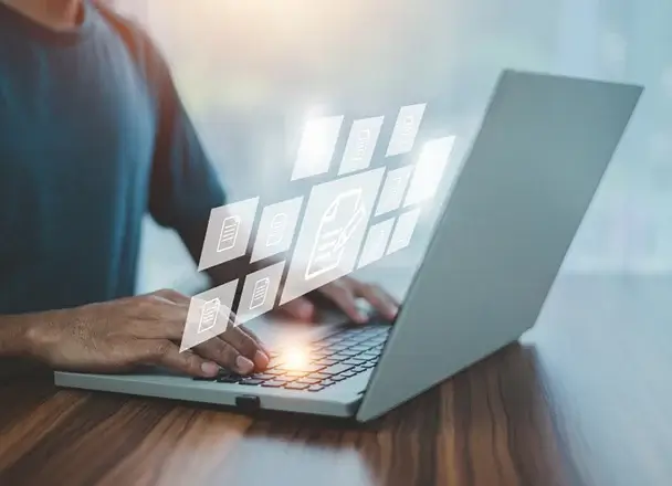 パソコンで作業をしている人の画像